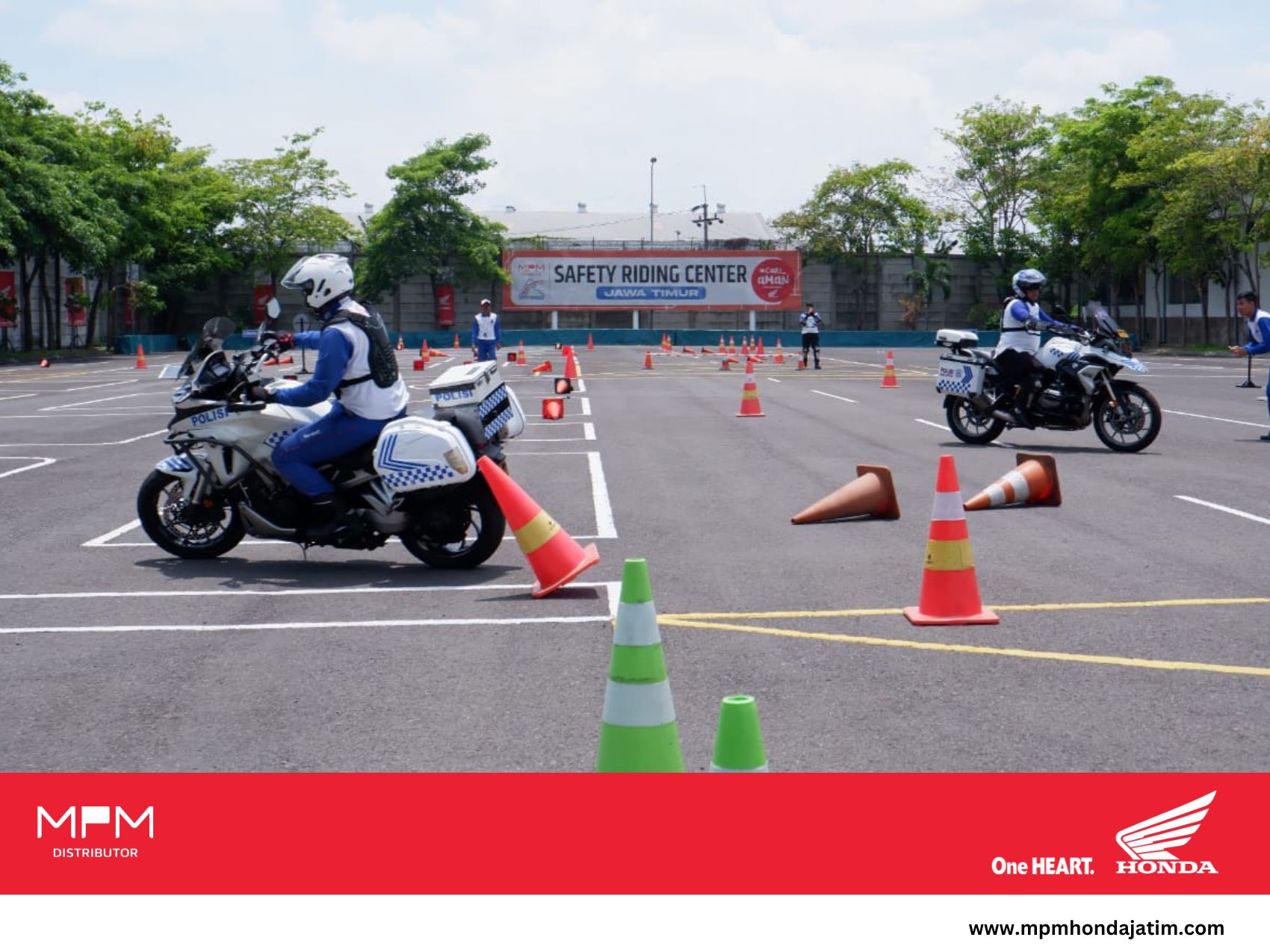 Tingkatkan Kemampuan dan Ketrampilan, Tim RAJAWALI Polrestabes Surabaya Latihan #Cari_Aman Berkendara di MPM Safety Riding Course